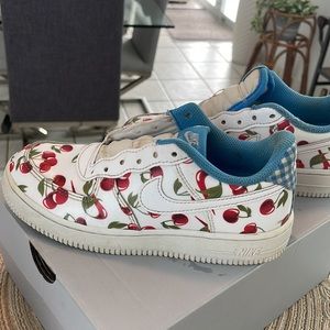 Nike Air Force 1 LV8 Cherry Picnic Girls Size 1.5Y Low Sneaker Shoes CJ4118-100